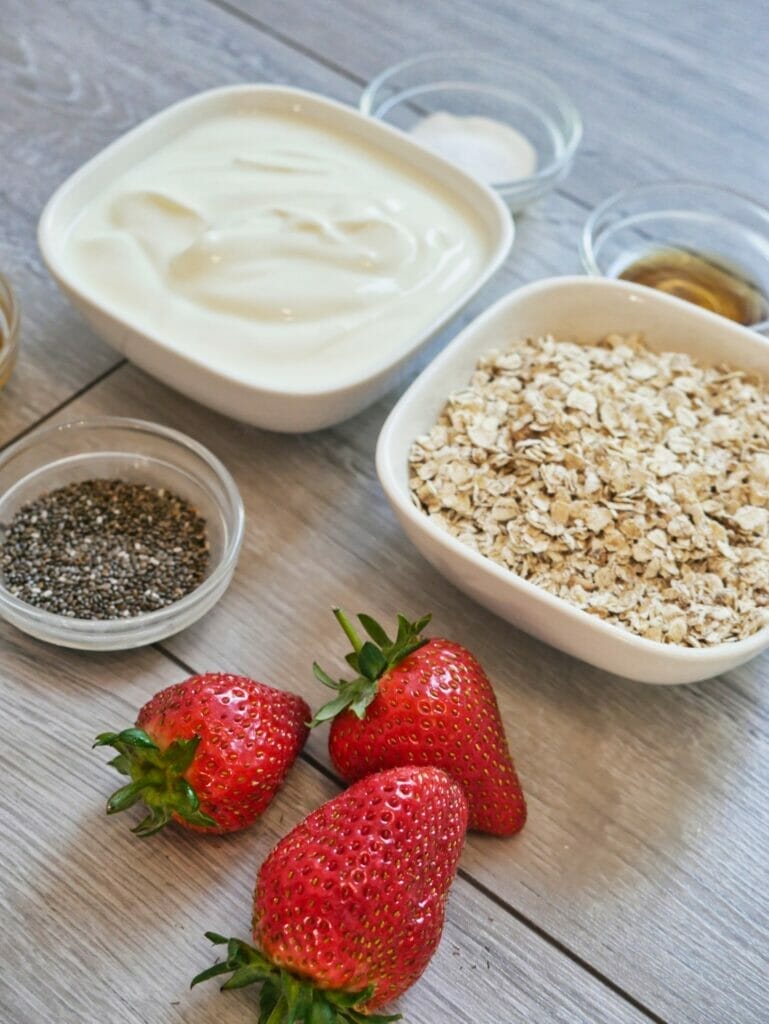 strawberry overnight oats ingredients