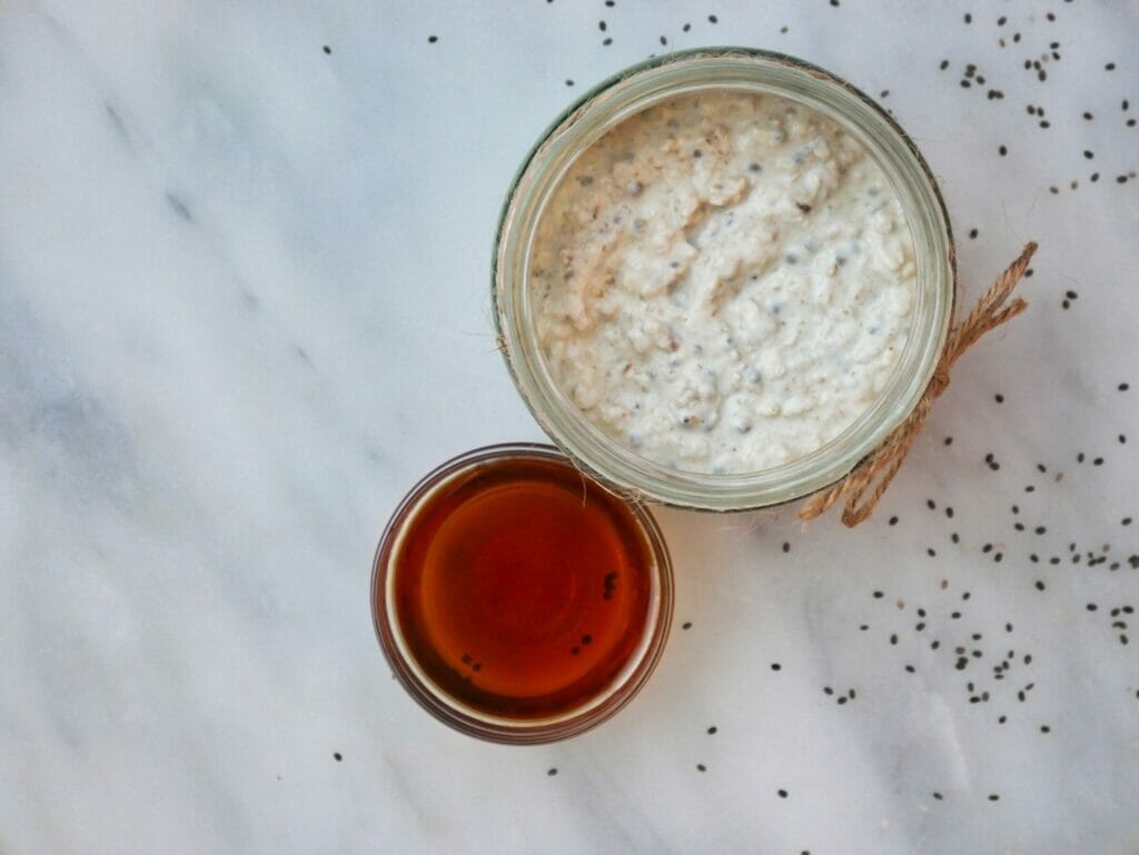 vanilla overnight oats with vanilla pot