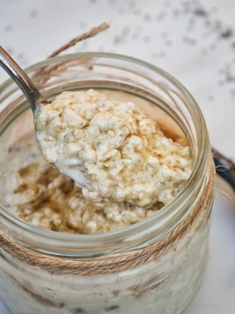 vanilla overnight oats in a spoon