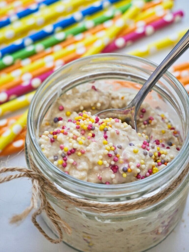 mason jar with birthday cake overnight oats