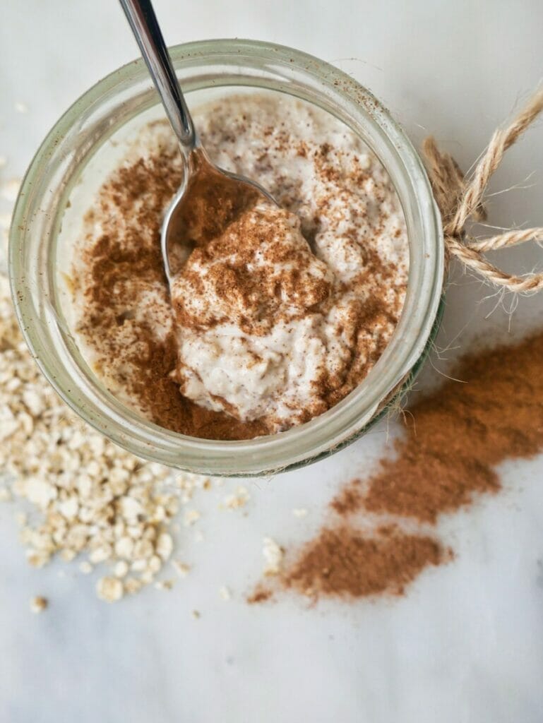 mason jar with cinnamon overnight oats