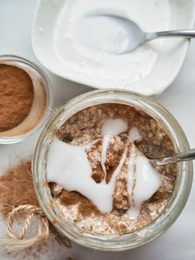 cinnamon roll overnight oats