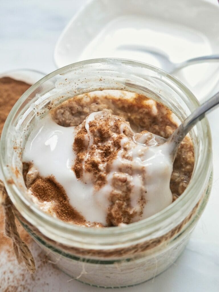 cinnamon roll overnight oats