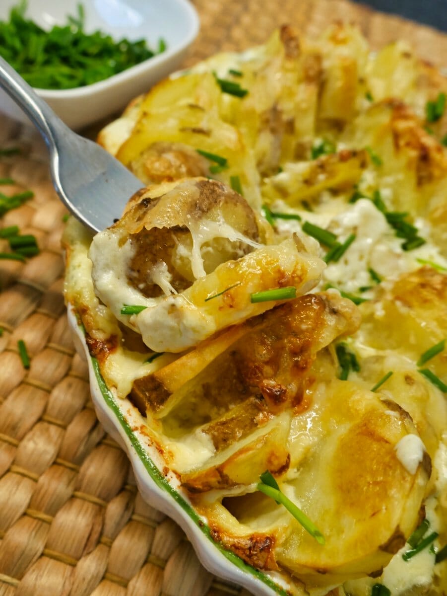 Easy Scalloped Potatoes Recipe via @nofusskitchen
