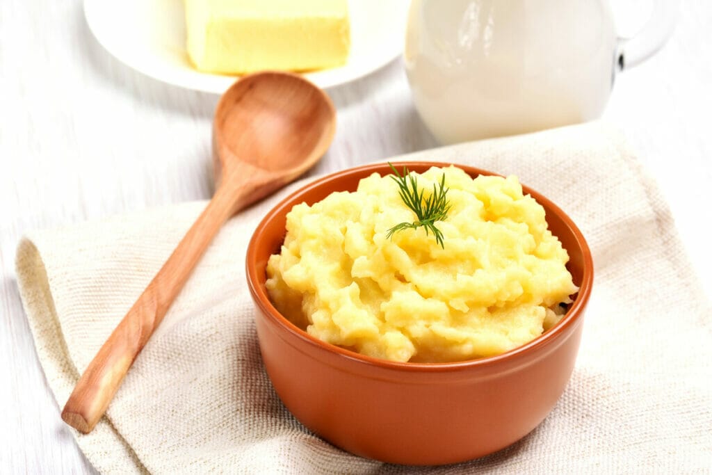 Bowl of mashed potatoes 