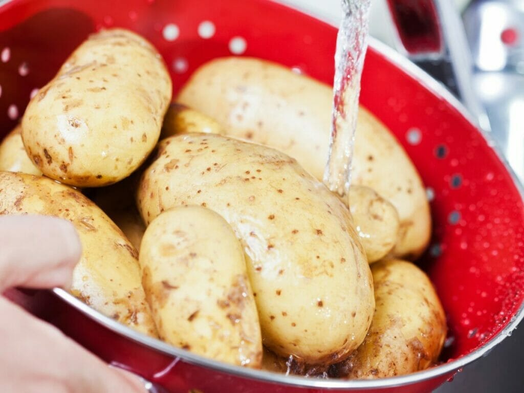 Washing potatoes 