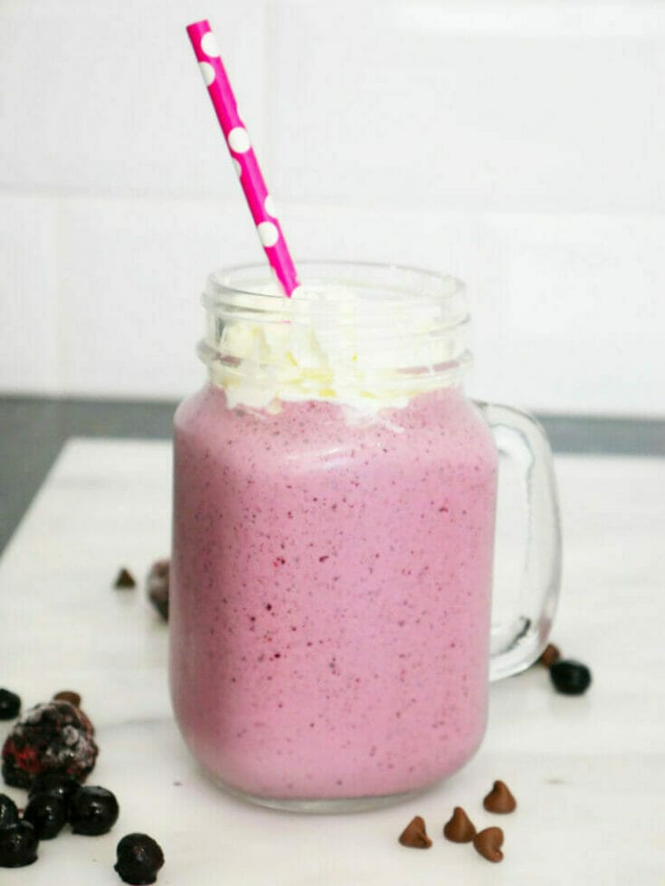 Chocolate berry smoothie that tastes like dessert! (+ Tips!)