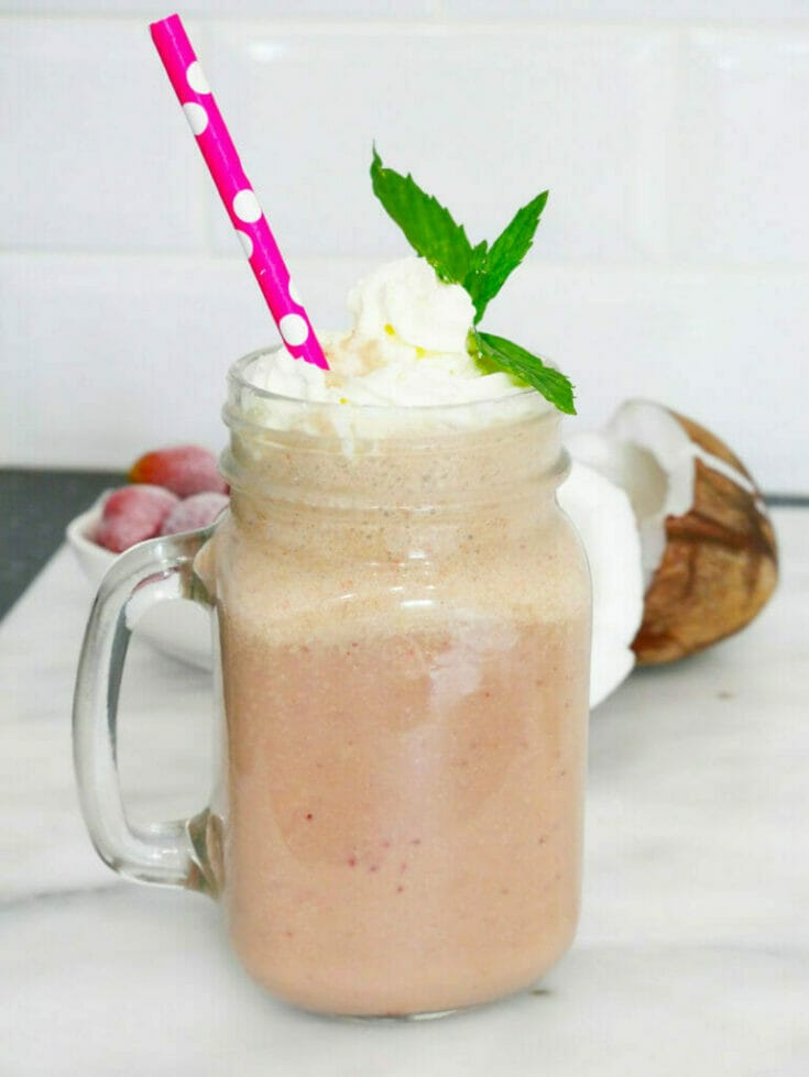 Healthy strawberry matcha latte smoothie (green tea smoothie recipe)