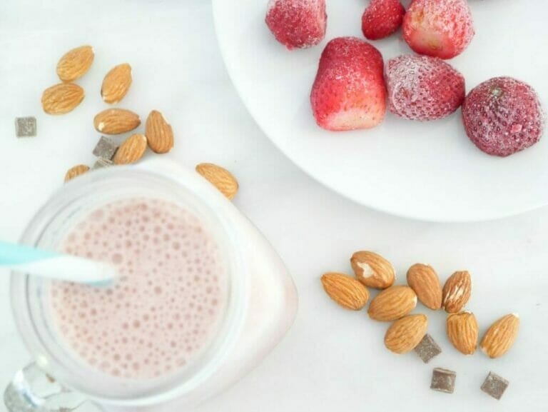 Strawberry chocolate protein shake (Keto friendly!) No Fuss Kitchen