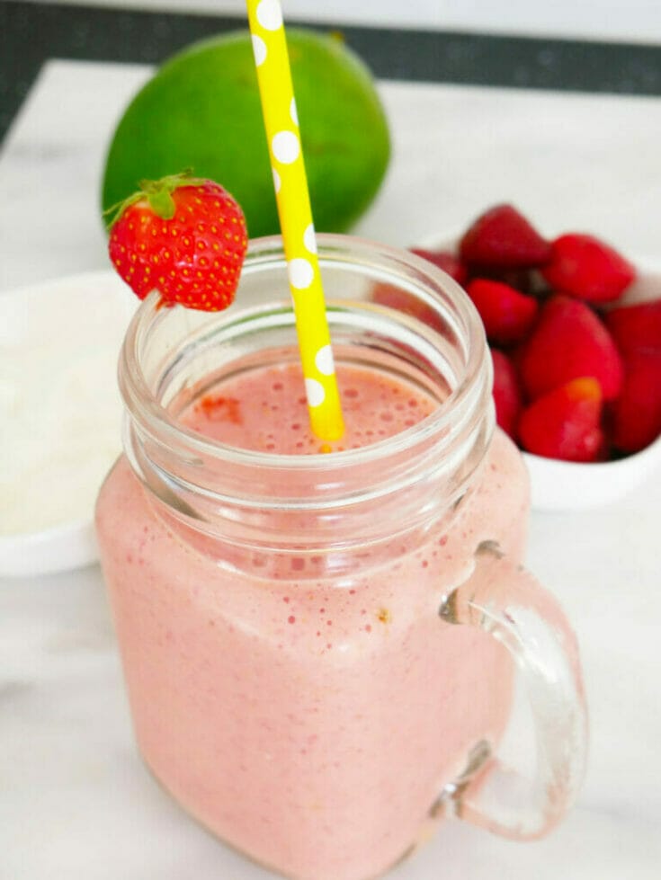 Best tasting strawberry mango smoothie recipe (simple to make!)